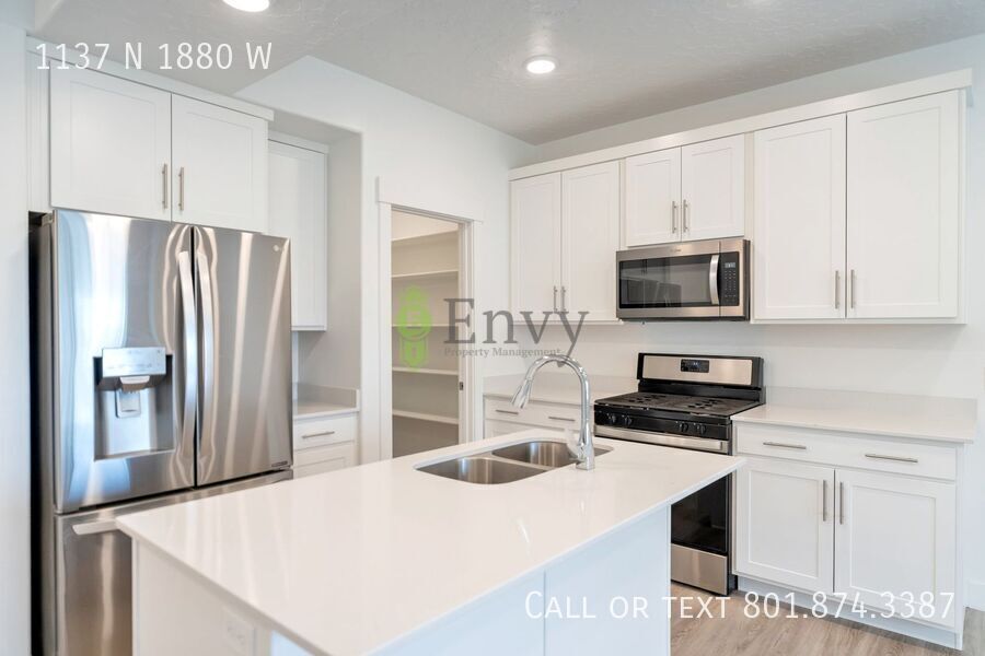 Stunning 3 Bed 2.5 Bath Enormous Townhome in Great Farmington Location! Available on May 25th! property image