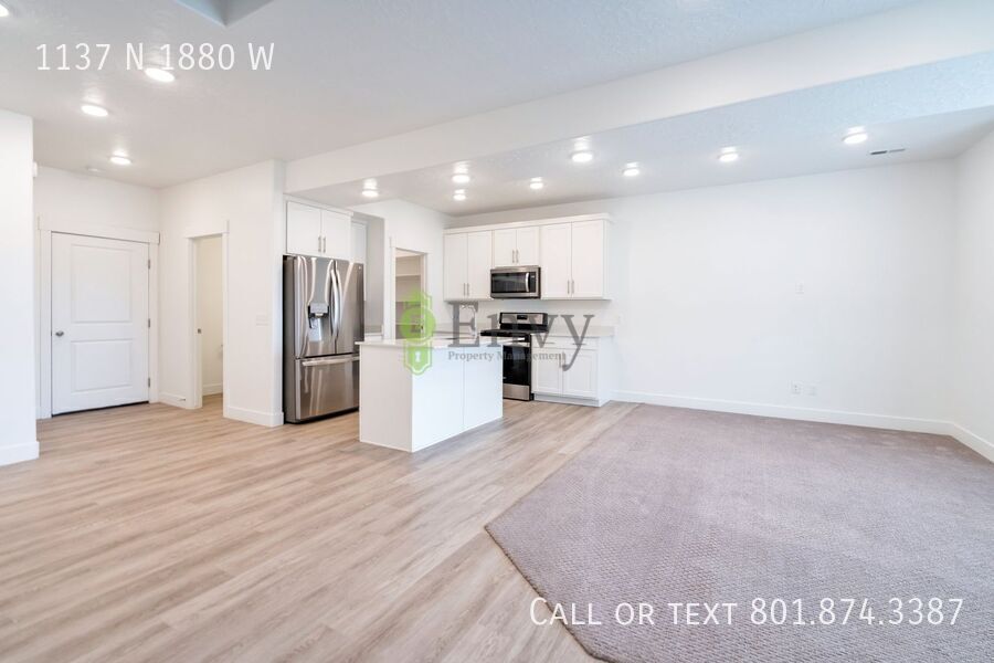 Stunning 3 Bed 2.5 Bath Enormous Townhome in Great Farmington Location! Available on May 25th! property image