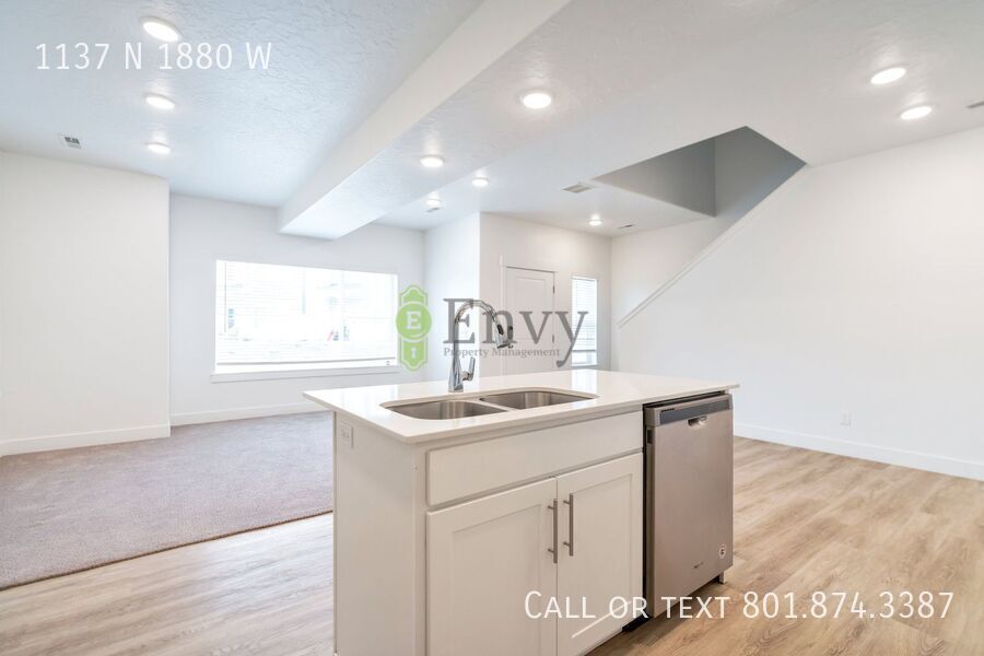 Stunning 3 Bed 2.5 Bath Enormous Townhome in Great Farmington Location! Available on May 25th! property image