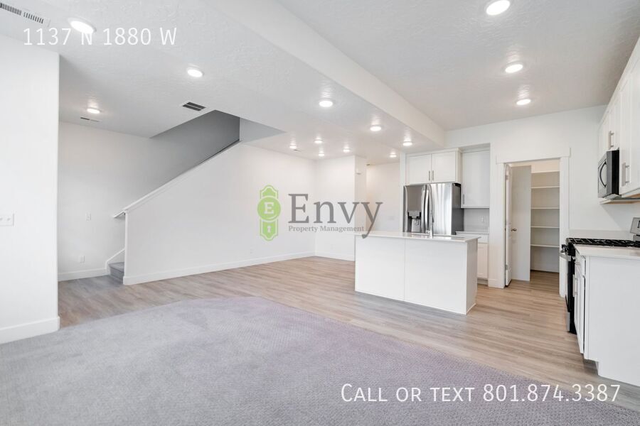 Stunning 3 Bed 2.5 Bath Enormous Townhome in Great Farmington Location! Available on May 25th! property image