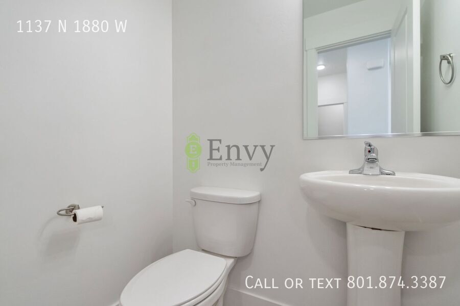 Stunning 3 Bed 2.5 Bath Enormous Townhome in Great Farmington Location! Available on May 25th! property image