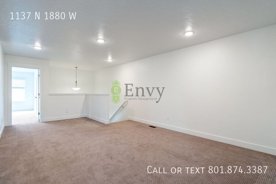 Stunning 3 Bed 2.5 Bath Enormous Townhome in Great Farmington Location! Available on May 25th! property image