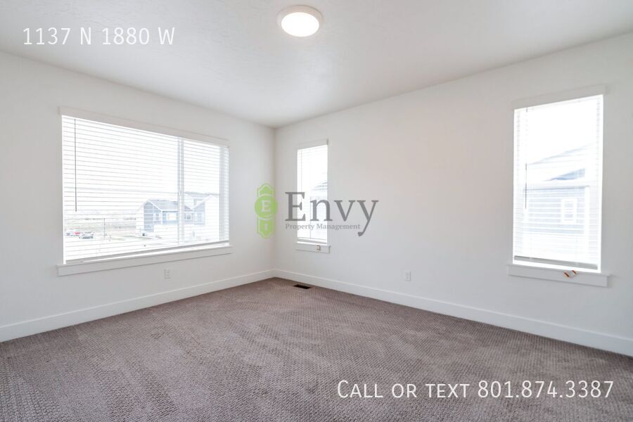 Stunning 3 Bed 2.5 Bath Enormous Townhome in Great Farmington Location! Available on May 25th! property image