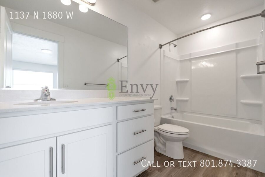Stunning 3 Bed 2.5 Bath Enormous Townhome in Great Farmington Location! Available on May 25th! property image