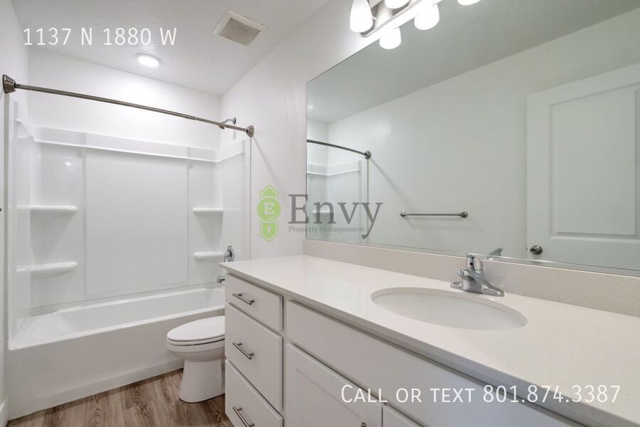 Stunning 3 Bed 2.5 Bath Enormous Townhome in Great Farmington Location! Available on May 25th! property image