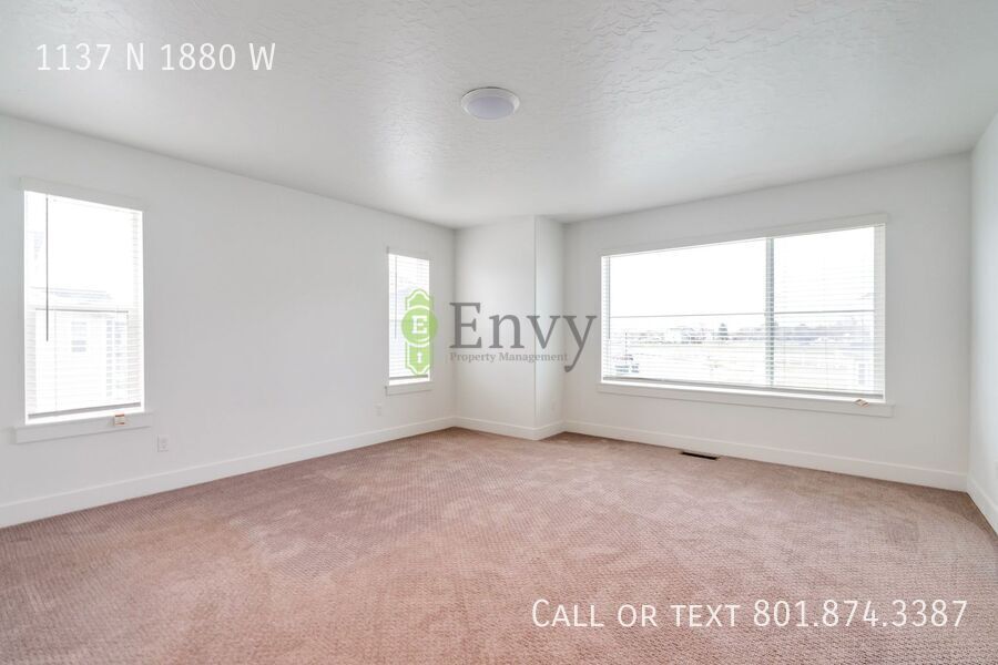 Stunning 3 Bed 2.5 Bath Enormous Townhome in Great Farmington Location! Available on May 25th! property image