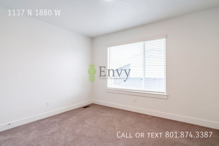 Stunning 3 Bed 2.5 Bath Enormous Townhome in Great Farmington Location! Available on May 25th! property image