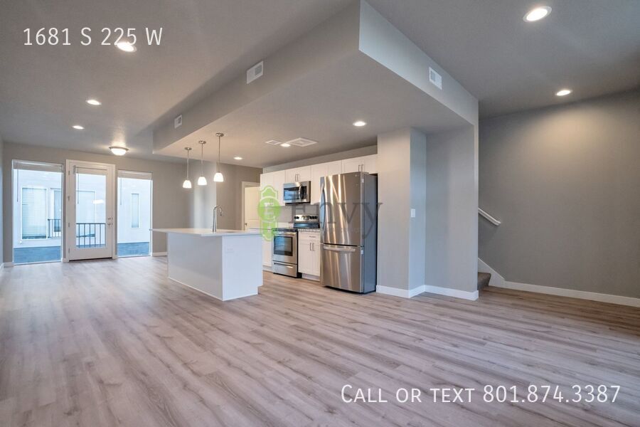 Beautiful 4 Bed - 3 Bath Townhome in Great Clearfield Location! Available NOW! property image