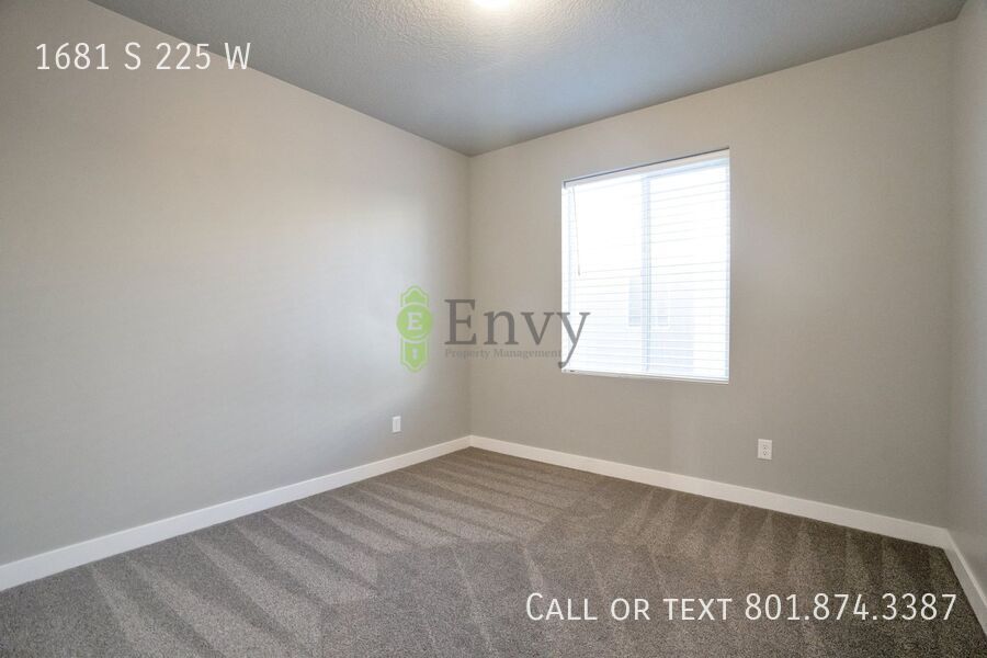 Beautiful 4 Bed - 3 Bath Townhome in Great Clearfield Location! Available NOW! property image