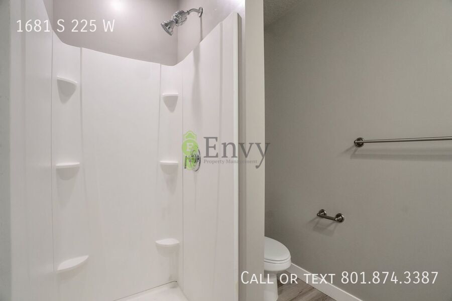 Beautiful 4 Bed - 3 Bath Townhome in Great Clearfield Location! Available NOW! property image