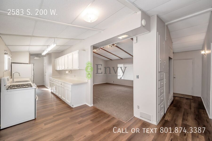 Beautiful Newly Renovated - NEW CARPET - 3 Bed - 1 Bath Pet Friendly Home in Bountiful! Available NOW! property image