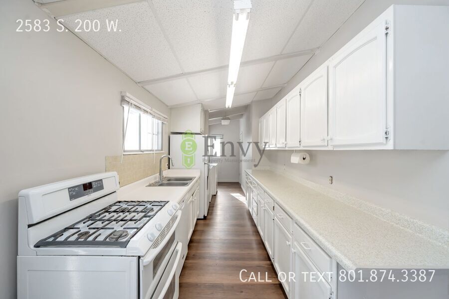 Beautiful Newly Renovated - NEW CARPET - 3 Bed - 1 Bath Pet Friendly Home in Bountiful! Available NOW! property image