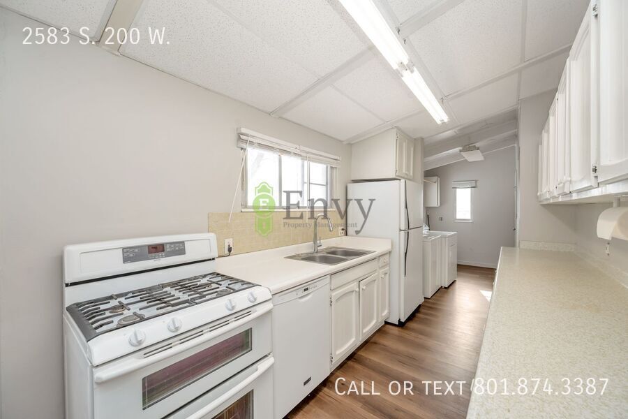 Beautiful Newly Renovated - NEW CARPET - 3 Bed - 1 Bath Pet Friendly Home in Bountiful! Available NOW! property image