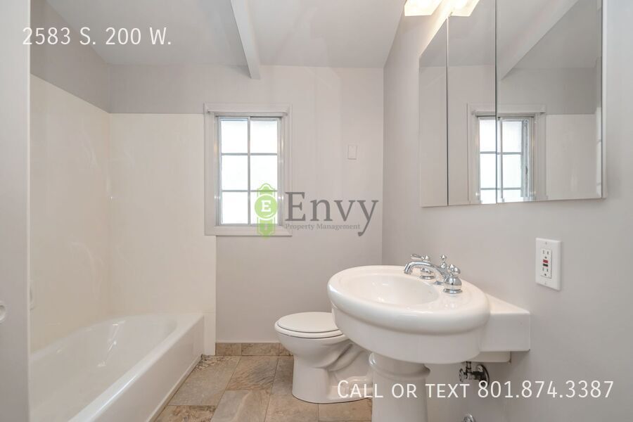 Beautiful Newly Renovated - NEW CARPET - 3 Bed - 1 Bath Pet Friendly Home in Bountiful! Available NOW! property image