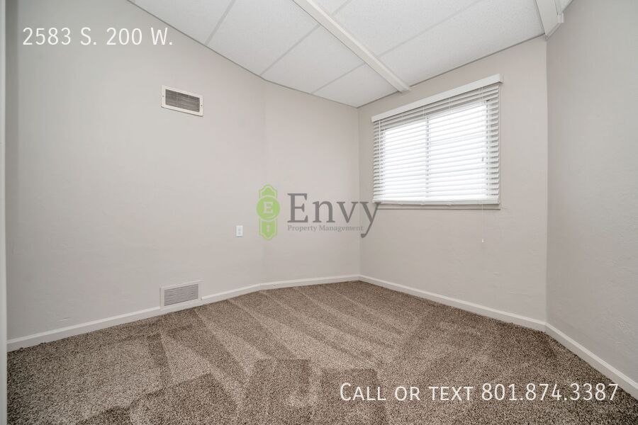 Beautiful Newly Renovated - NEW CARPET - 3 Bed - 1 Bath Pet Friendly Home in Bountiful! Available NOW! property image