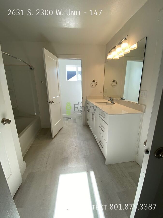 Beautiful 3 Bed, 2.5 Town Home! Available Now! See Our 3D Tour of This Property! Available NOW! property image